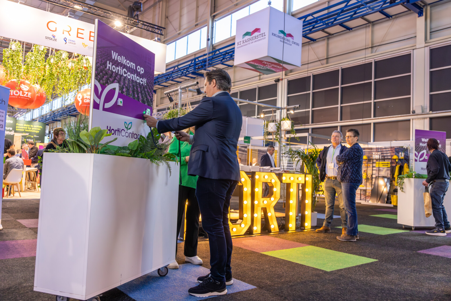 Bezoekers bij HortiContact-stand op tuinbouwbeurs