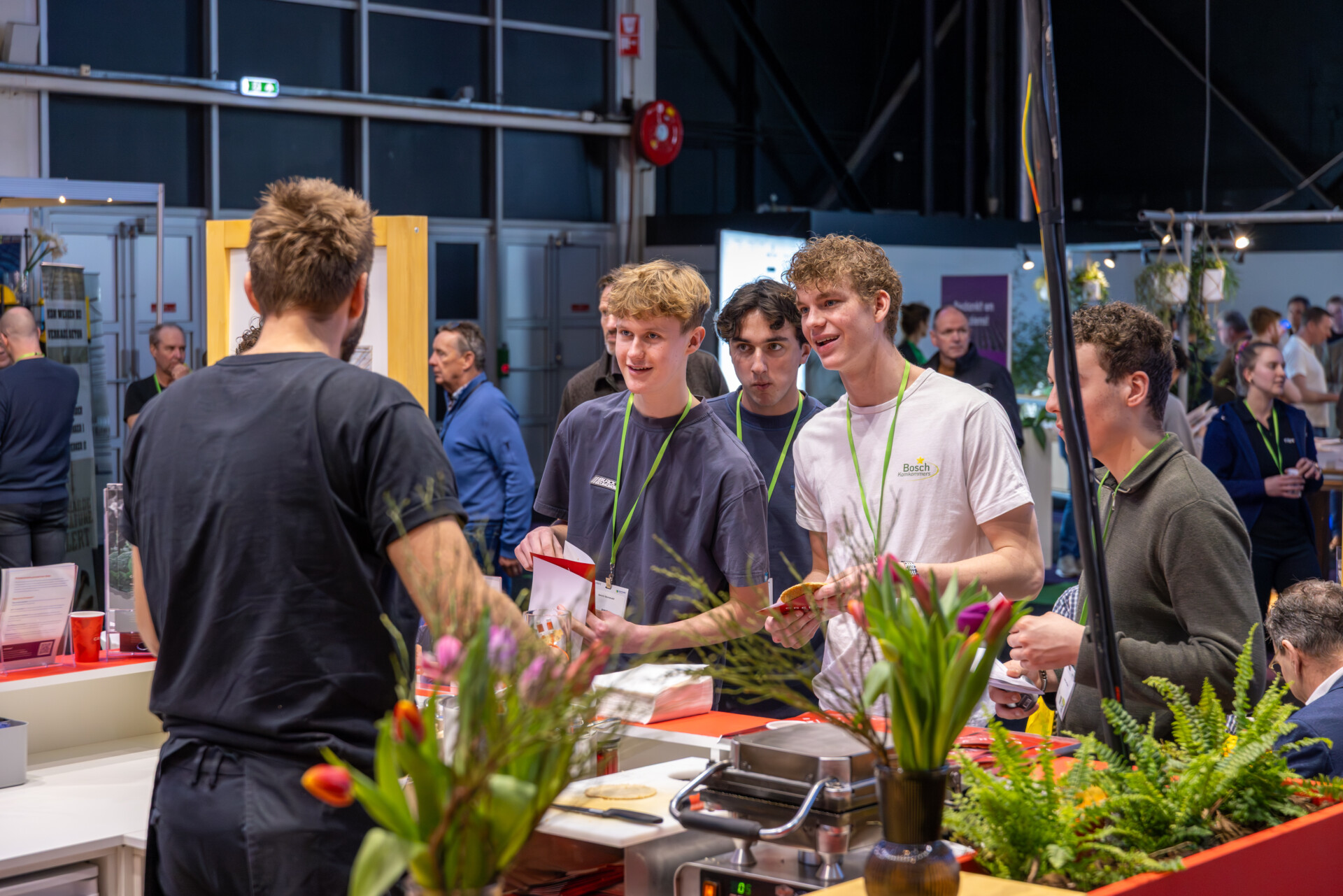 Bezoekers bij kookdemonstratie op drukke beurs