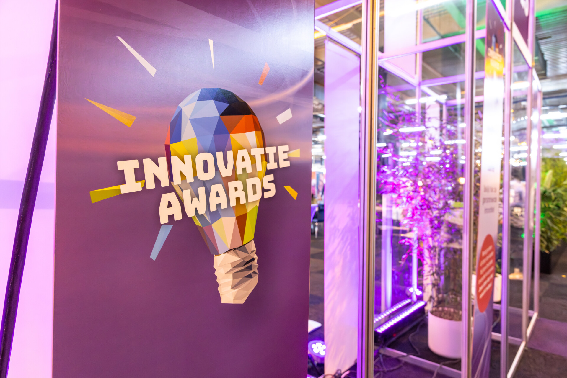 Banner van Innovation Awards met kleurrijke lamp