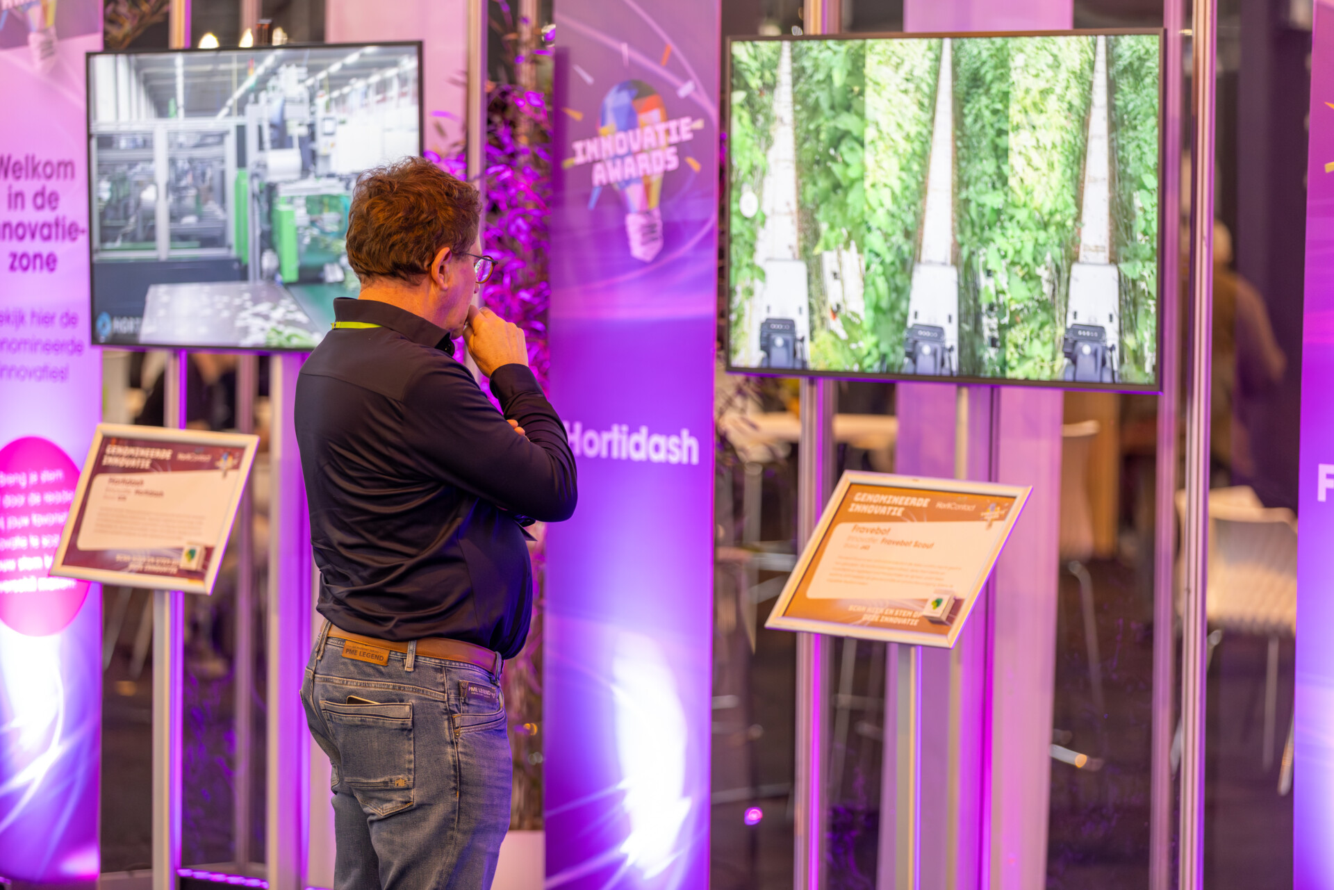 Bezoeker bekijkt displays in de innovatiezone