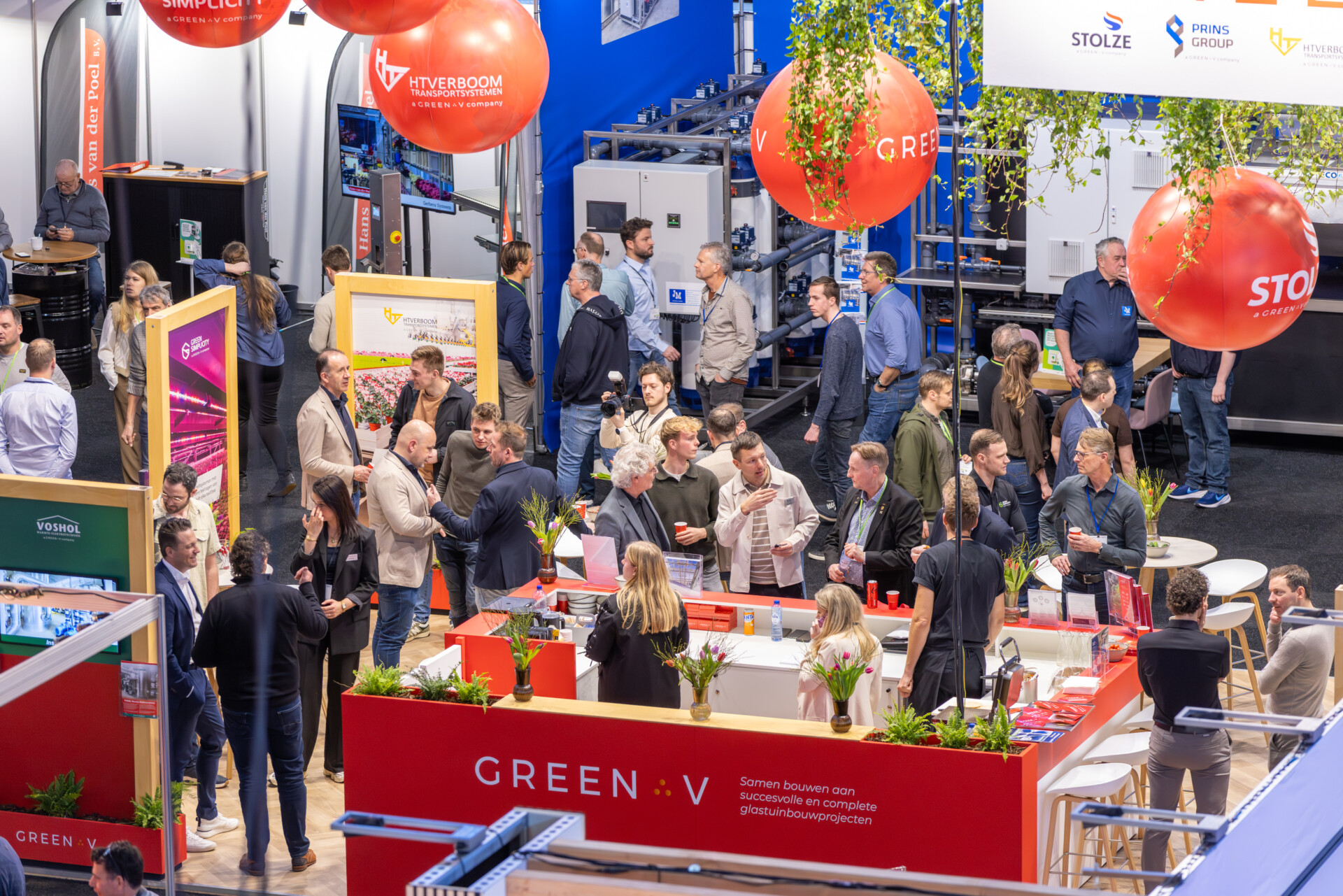 Drukke vakbeursstand van GreenV met bezoekers