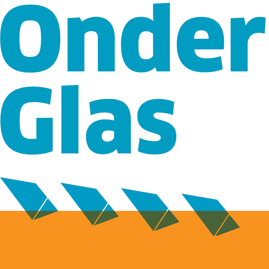 Logo Onder Glas met abstracte planten boven oranje vlak