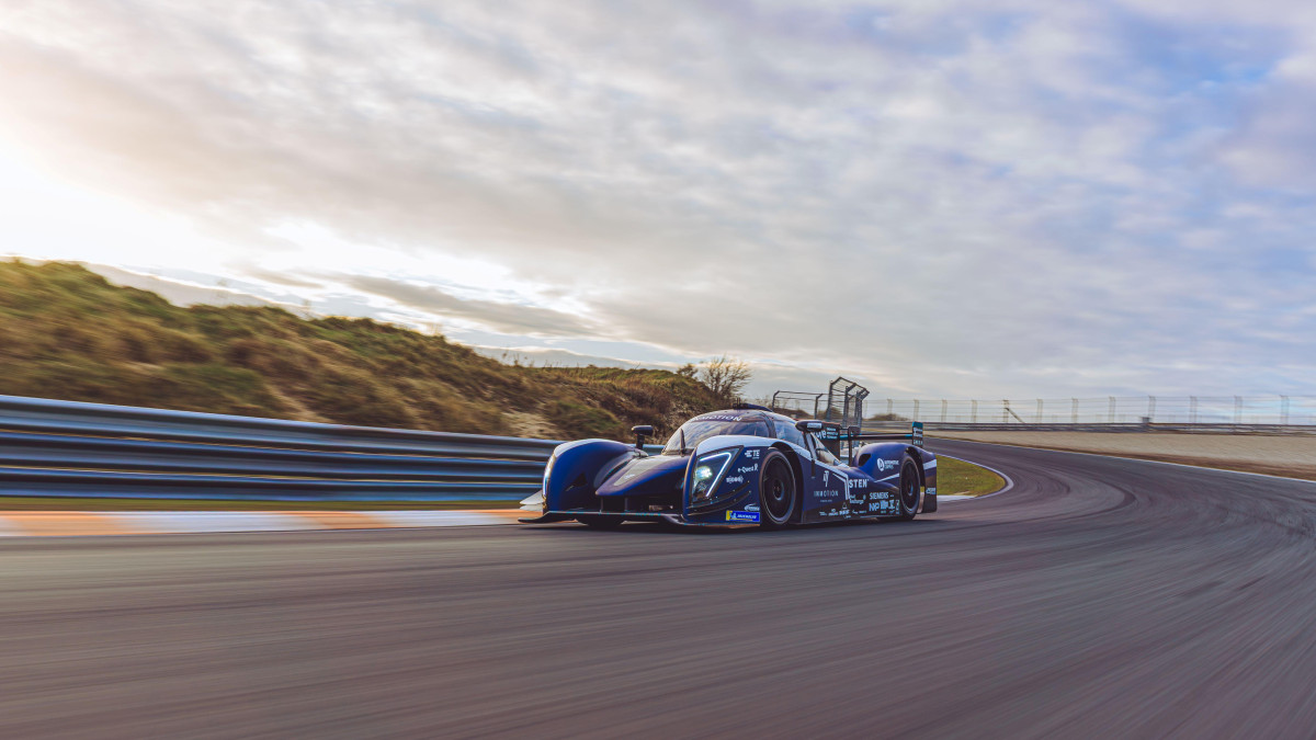 Blauwe racewagen in snelle bocht op circuit
