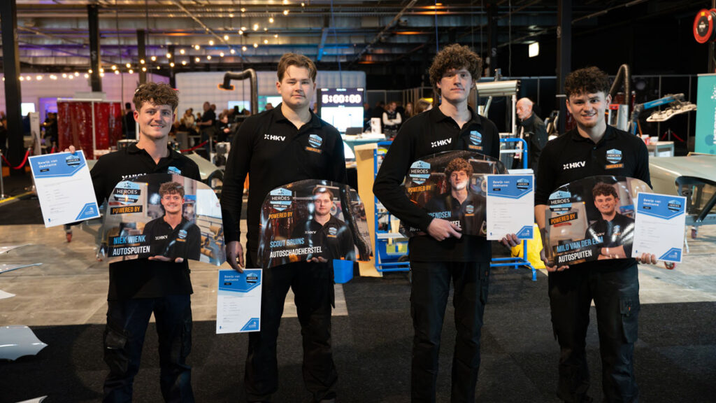 Vier jonge autotechnici tonen prijzen en certificaten op beurs