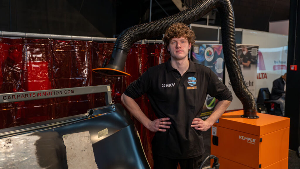 Thijs Berendsen bij lasafzuigsysteem op vakbeurs