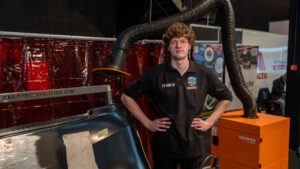 Thijs Berendsen bij lasafzuigsysteem op vakbeurs