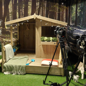 Een foto van een houten huisje in een filmset