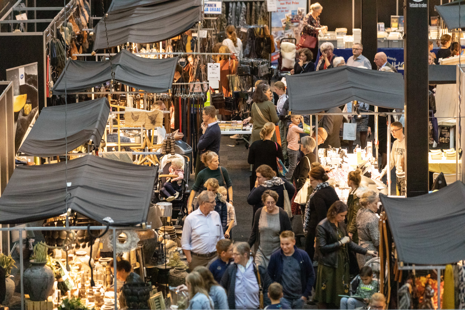 Een foto van de Beursvloer Familiedagen, waar mensen tussen de kraampjes door lopen
