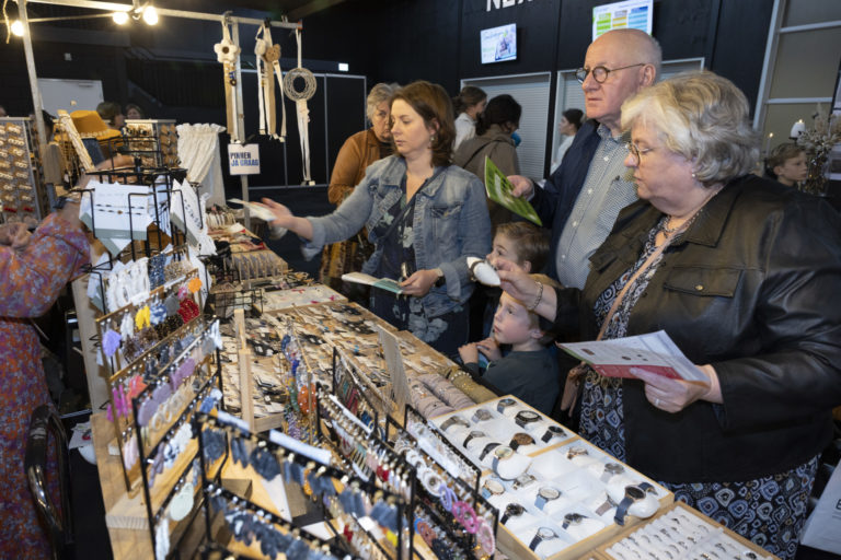 Een sierradenkraampje waar bezoekers van de Familliedagen bekijken wat er verkocht wordt