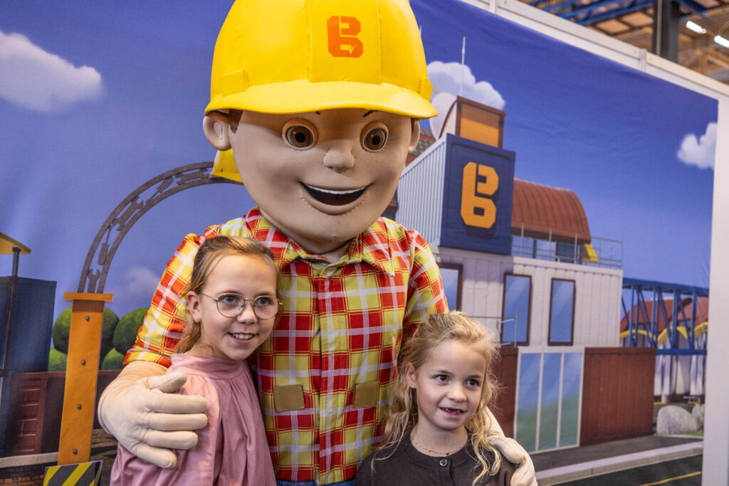 Kinderen met Bob de Bouwer mascotte