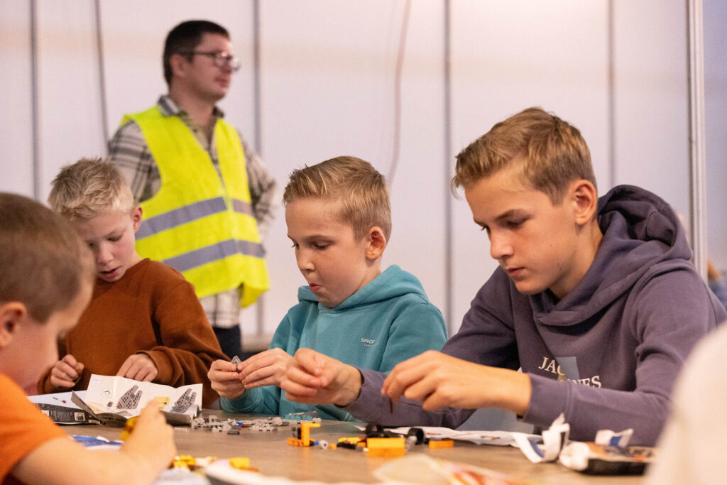 Kinderen bouwen met LEGO aan tafel