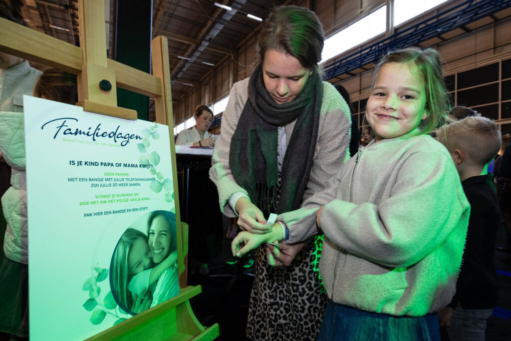 Moeder doet polsbandje om bij familiedag