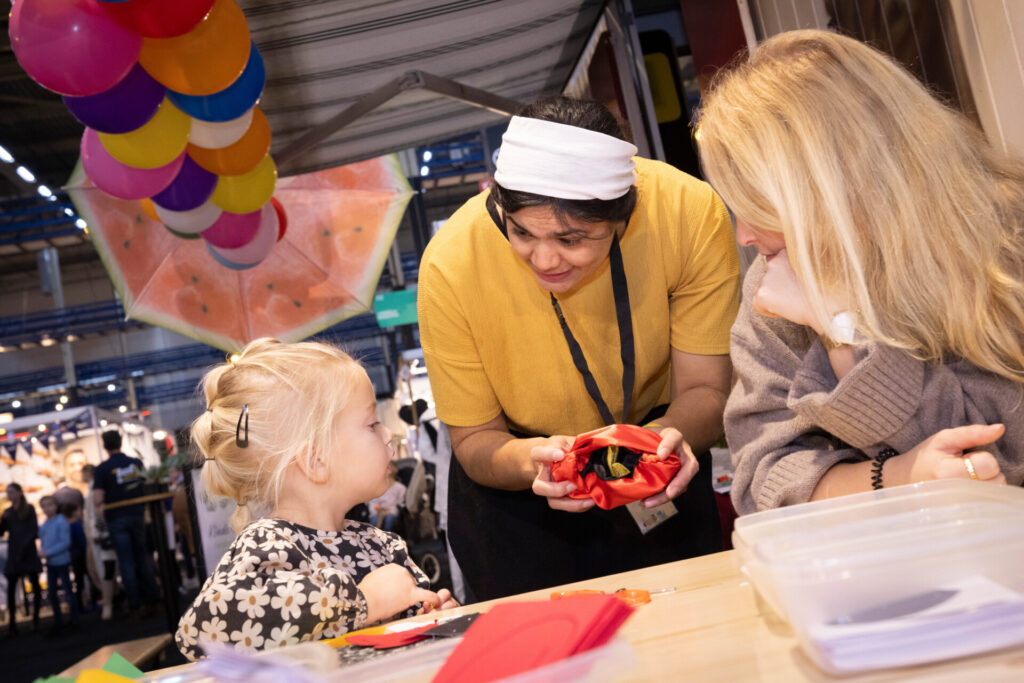 Kind en twee vrouwen bij knutselactiviteit