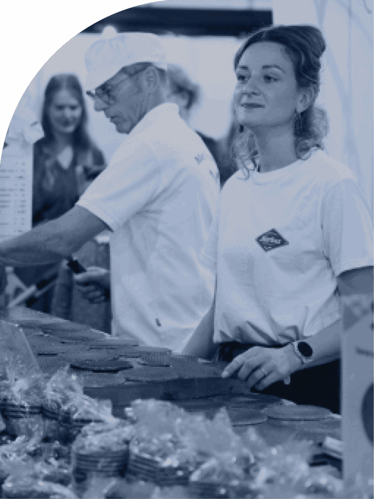 Marktkraam met verkopers en verse producten