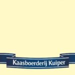 Kaasmeester tussen rekken met rijpende kazen