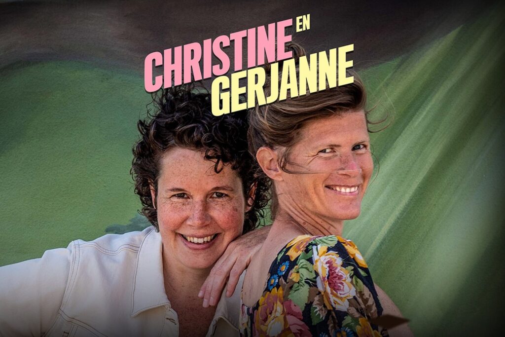 Christine en Gerjanne glimlachend voor groene achtergrond