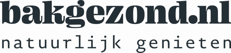 Donkere achtergrond met subtiel Buddha-logo en slogan