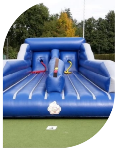 Blauw opblaasbaar werpspel met gekleurde touwen buiten