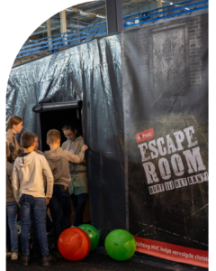 Kinderen betreden escaperoom tijdens evenement