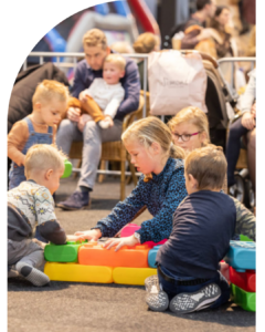 Kinderen spelen samen met kleurrijke grote bouwblokken.