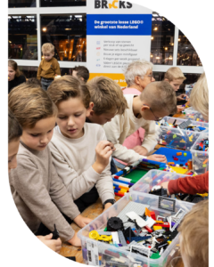 Kinderen bouwen met LEGO-stenen in BRICKS-winkel