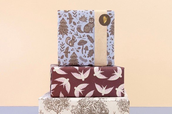 Gestapelde cadeaus met natuurprints en hartlabel