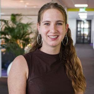 Glimlachende vrouw in moderne kantoorruimte