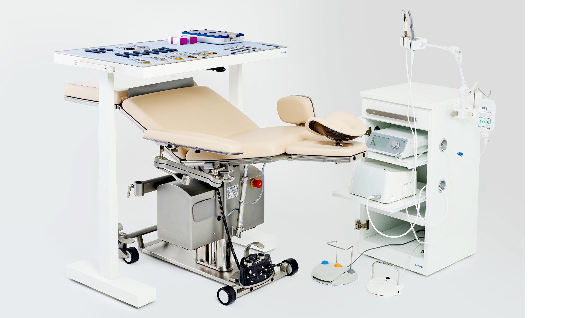 E-Series: Cabinet and slim: without taking up valuable space or cluttering up the room, this series impresses with a width of just 42 cm. Yet large enough to store many appliances and slim enough not to take up too much space.