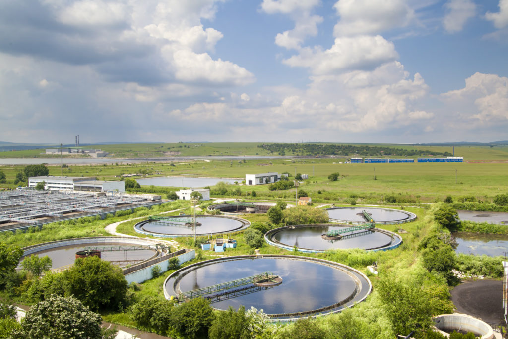 Cleaning construction for a sewage treatment