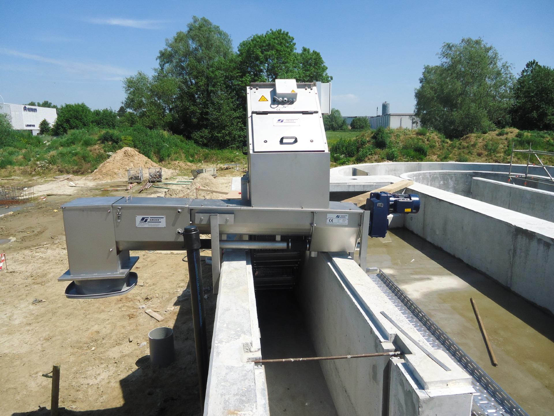 Screw conveyor and dewaterer