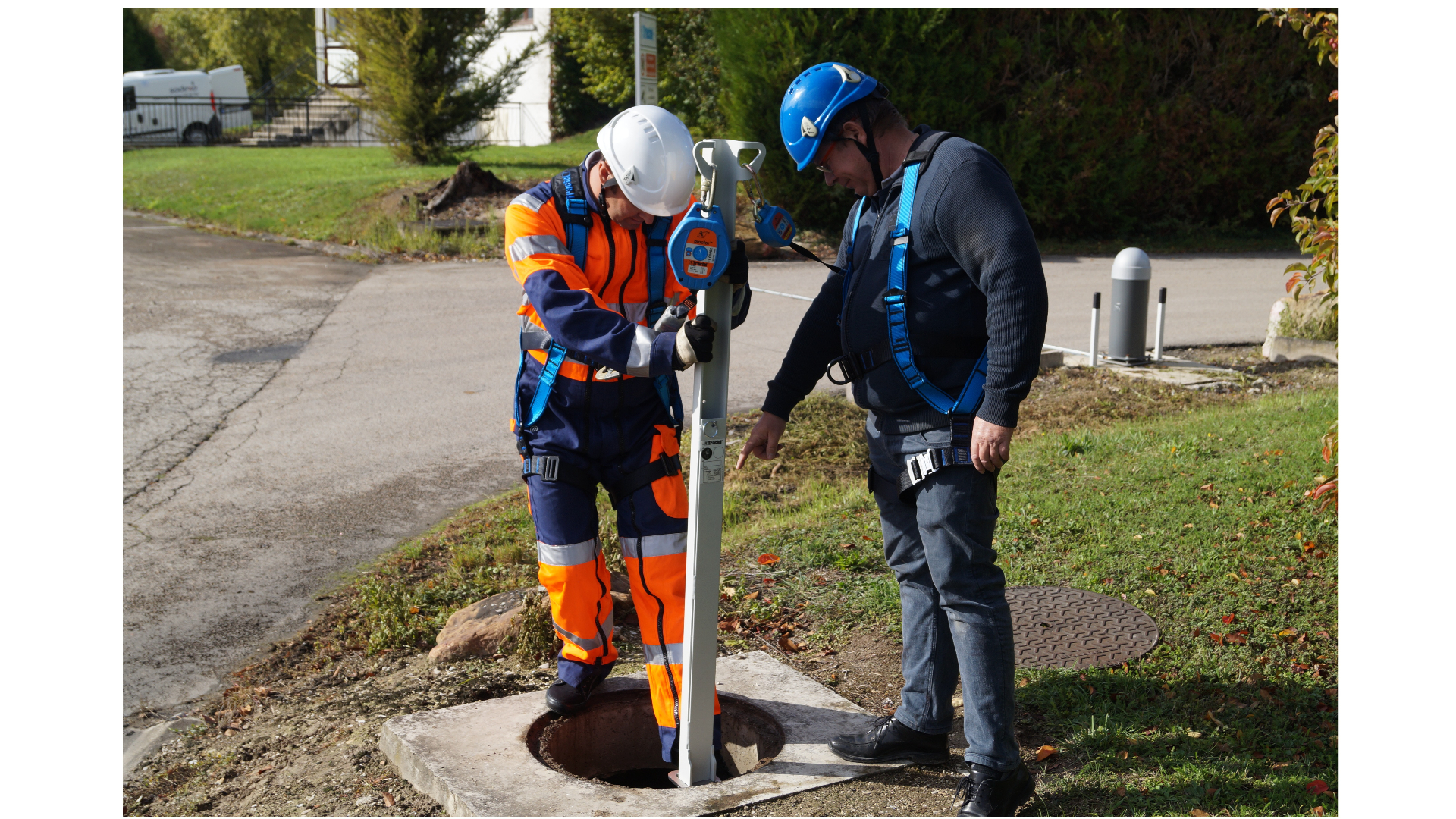 Tracrod – Een compact, lichtgewicht en verplaatsbaar ankerpunt voor twee gebruikers van elk 150 kg. De Tracrod is bijzonder geschikt voor besloten ruimtes, mangaten, riolen, putten etc.