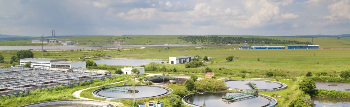 Cleaning construction for a sewage treatment
