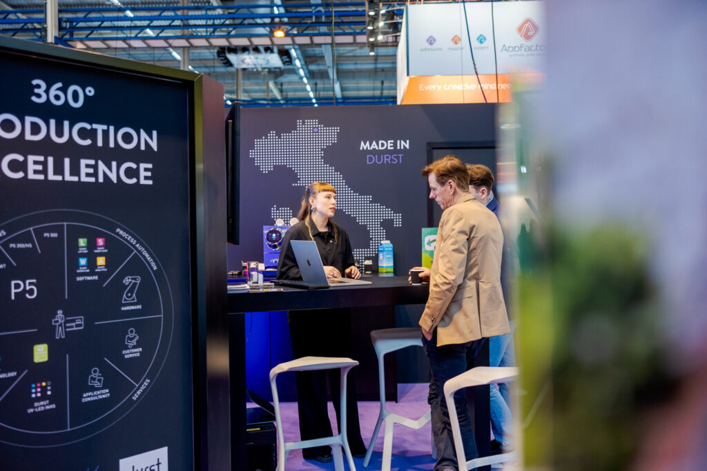 Gesprek bij Durst-stand op vakbeurs