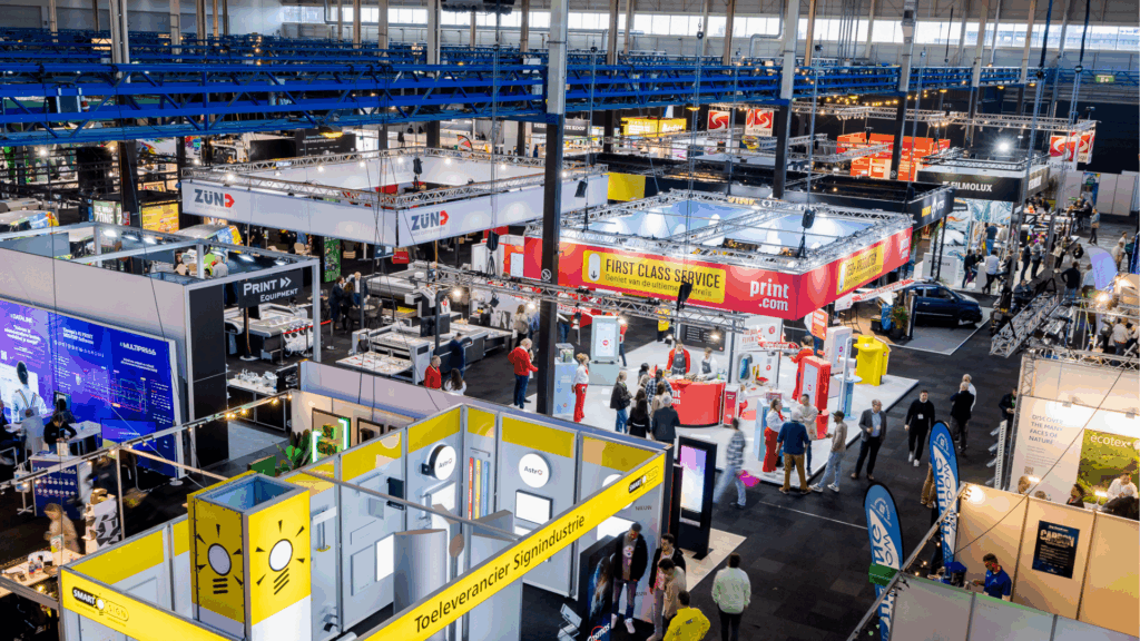 Drukke vakbeurs met stands voor print- en signindustrie
