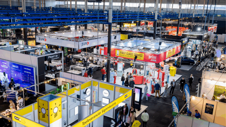 Drukke vakbeurs met stands voor print- en signindustrie