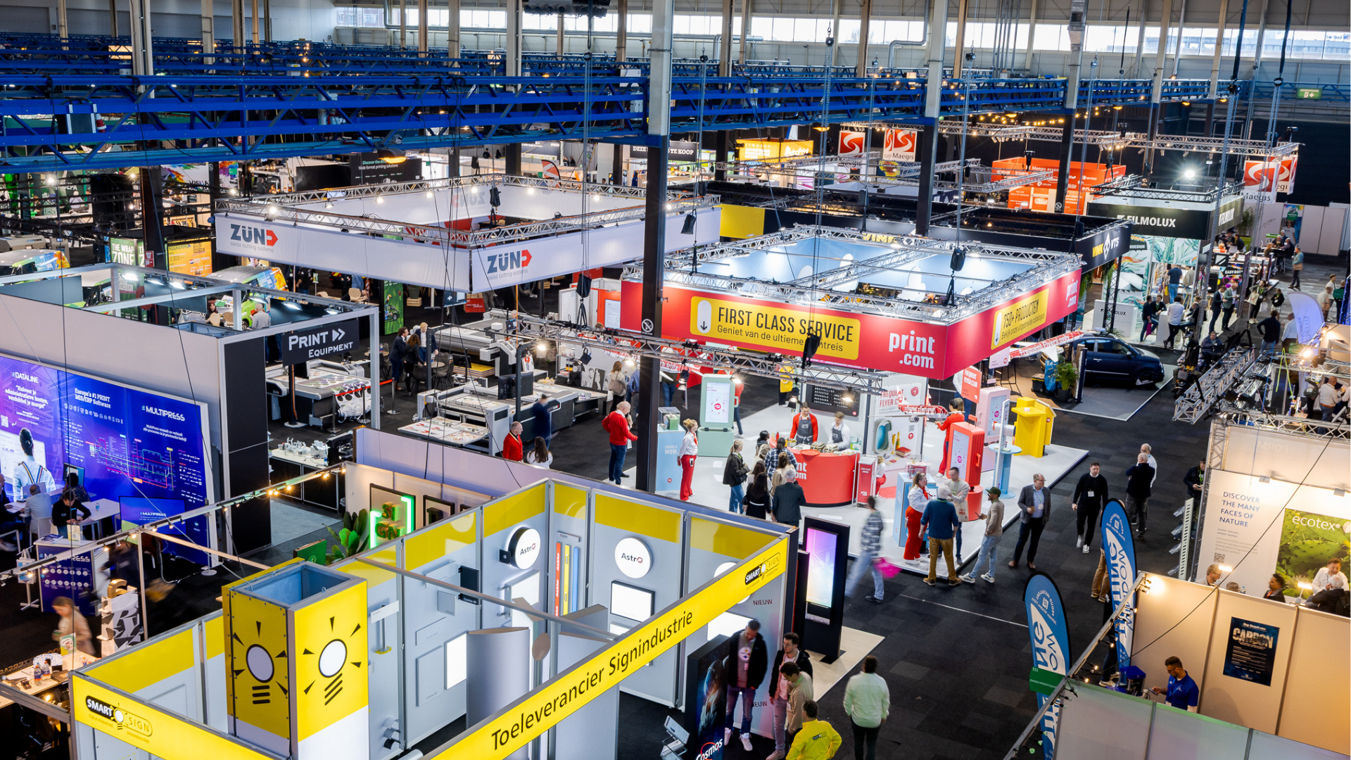 Drukke vakbeurs met stands voor print- en signindustrie