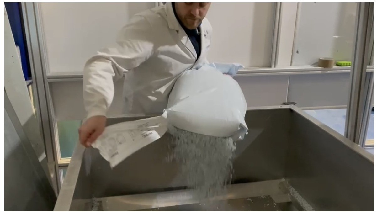 Easy-open in the bottom of the bag