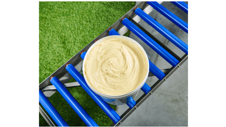 Packing oil and fats by machine