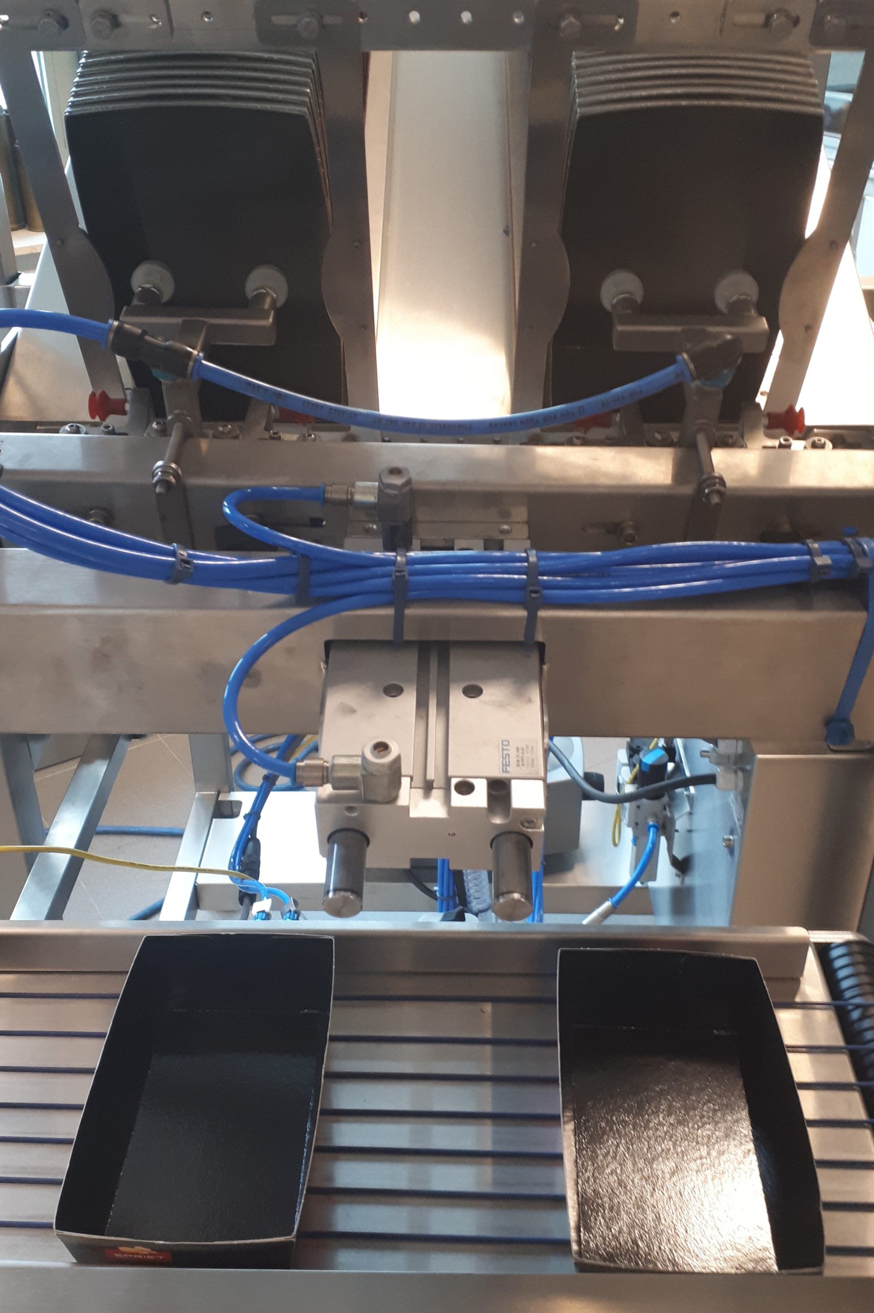 Kartonnen trays ontstapelen