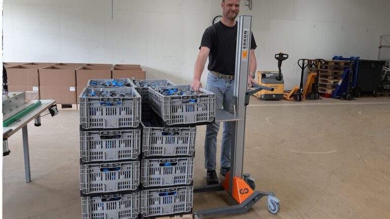 Verrijdbare tilhulp met plateau voor dozen, kratten en bakken