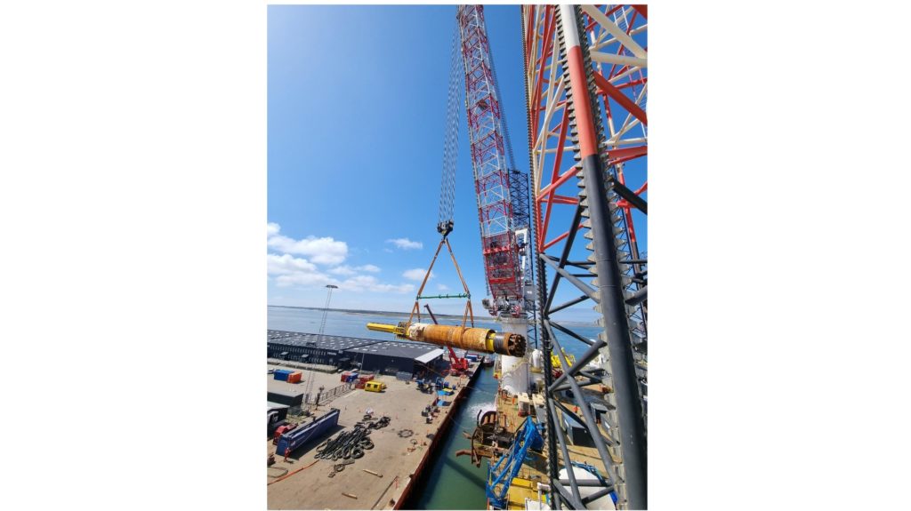 Lifting Heavy Machinery on Two Coastlines of the North Sea