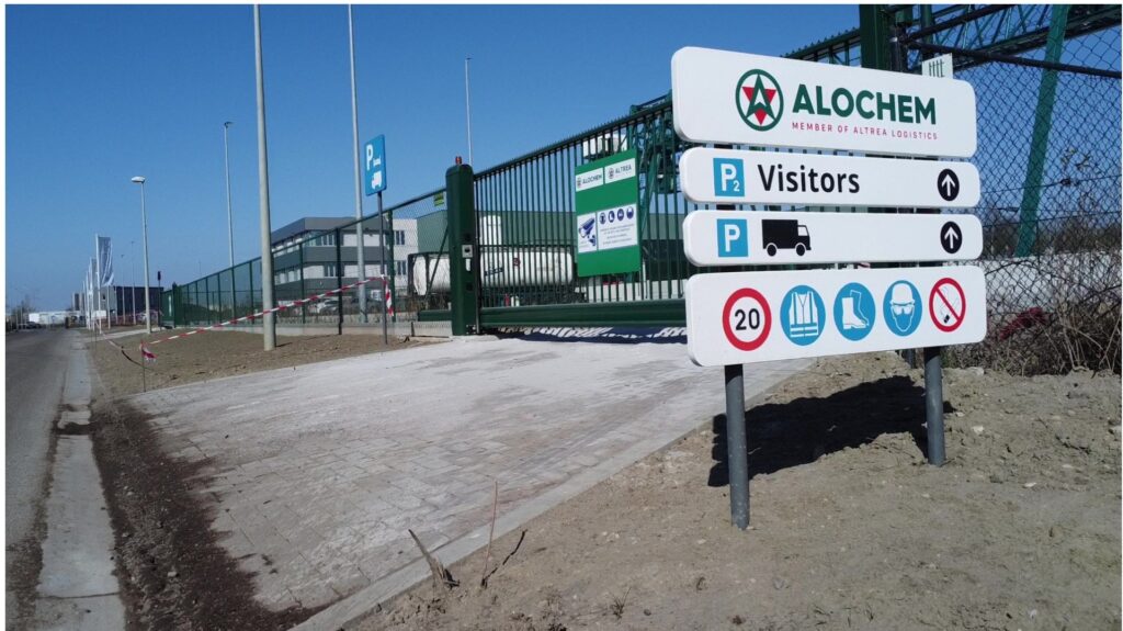 Panneaux de signalisation autour du bâtiment