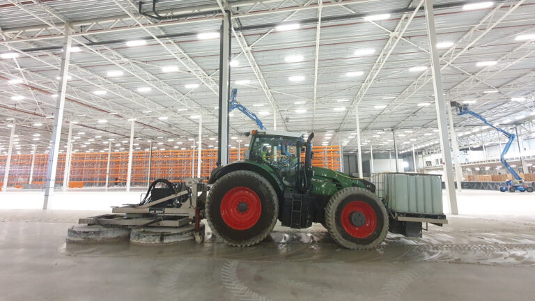 Art & Reno heeft met succes een gepatenteerde machine gebouwd om op de meest efficiënte manier een industriële betonvloer super vlak te maken.