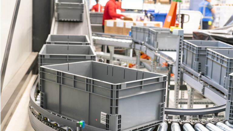 Bacs en plastique pour le transport et le stockage