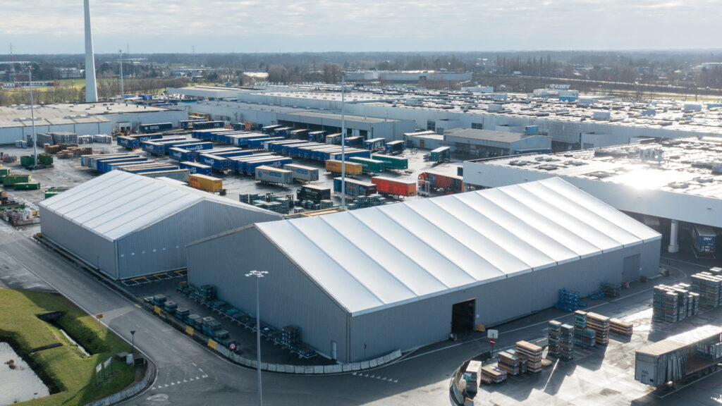 Veldeman construit des halls de stockage temporaires pour Volvo Trucks à Gand.