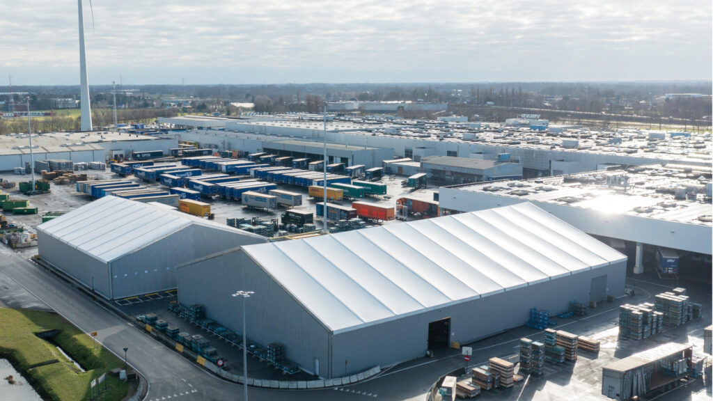 Veldeman bouwt tijdelijke opslaghallen voor Volvo Trucks in Gent