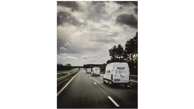 Wij bieden gespecialiseerd en expresvervoer in het Verenigd Koninkrijk en Europa met thermo-, ADR- en laadklepbestelwagens en vrachtwagens. Op maat gemaakte logistieke oplossingen voor urgente of temperatuur goederen.