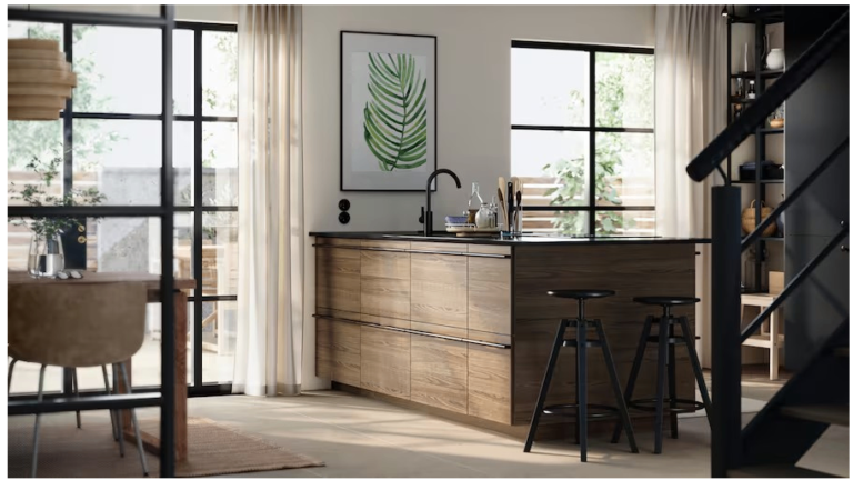 IKEA – STENSTA cuisine en plaqué frêne brun foncé Élégance et chaleur caractérisent les façades de cuisine STENSTA en plaqué frêne brun foncé