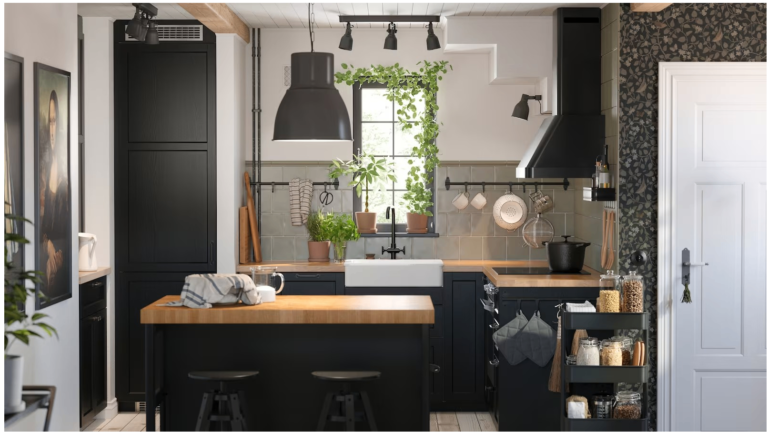 IKEA – LERHYTTAN cuisine noire en bois massif