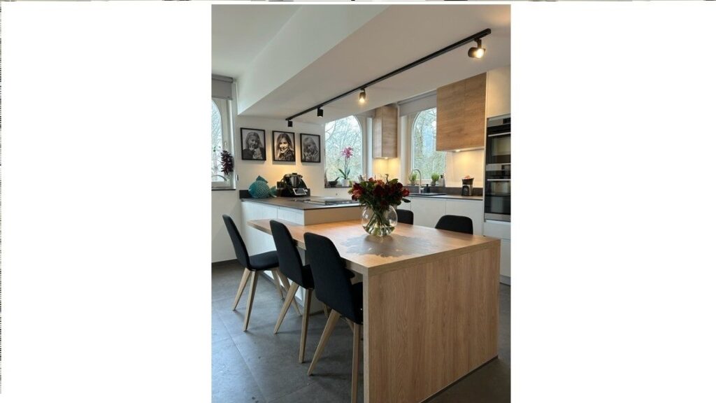 Cuisine chaleureuse avec coin à manger